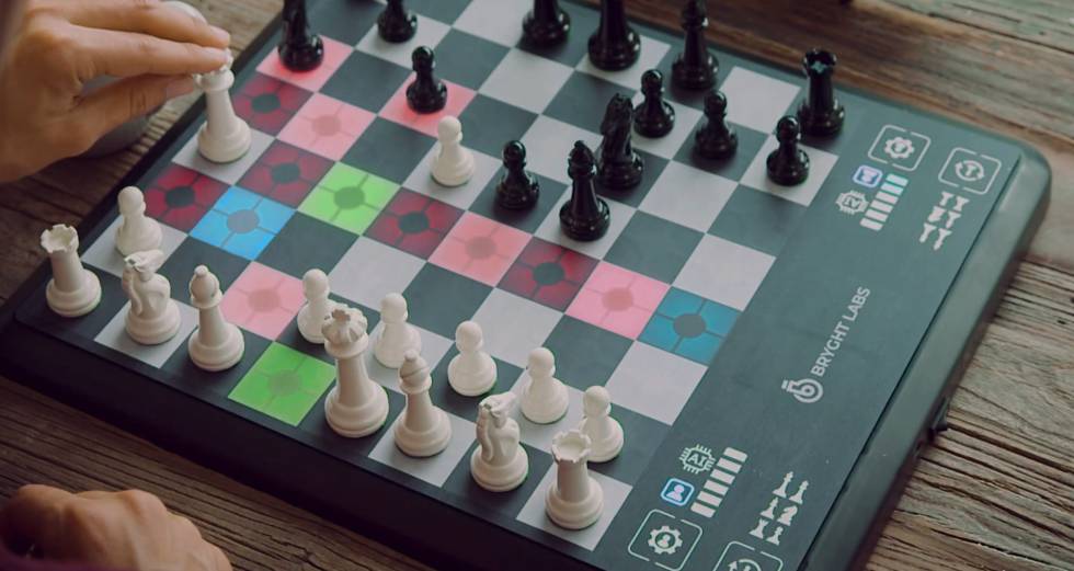 ChessUp, el tablero de ajedrez inteligente perfecto para enseñar a jugar a  tus hijos, Gadgets