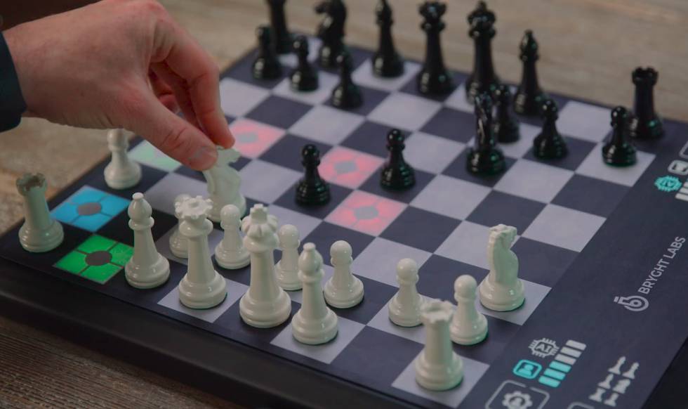  Bryght Labs - ChessUp - Tablero de ajedrez electrónico - Motor  de ajedrez integrado e instructor - Incluye juego de ajedrez TouchSense  piezas - Tablero de ajedrez iluminado - Cuenta con