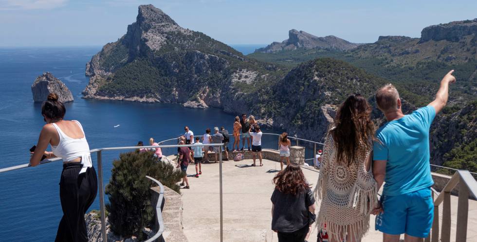 Turistas en el mirador de Es Colomer en Formentor (Mallorca)