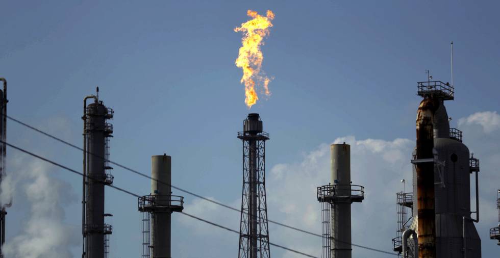 Un tribunal neerlandés exige a Shell reducir un 45% sus emisiones para 2030  | Compañías | Cinco Días