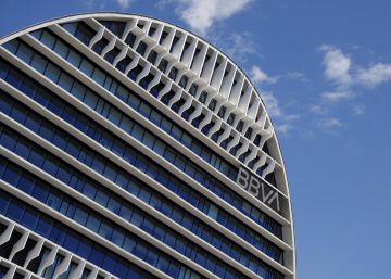 Barclays aconseja más ajustes o una fusión a BBVA, que cae en Bolsa