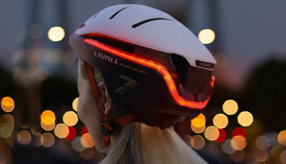 LIVALL EVO21 Smart Helmet: el casco inteligente con luz frenos y detector de caídas | Gadgets | Cinco Días