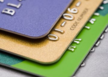 Los cargos por las tarjetas y el uso de los cajeros