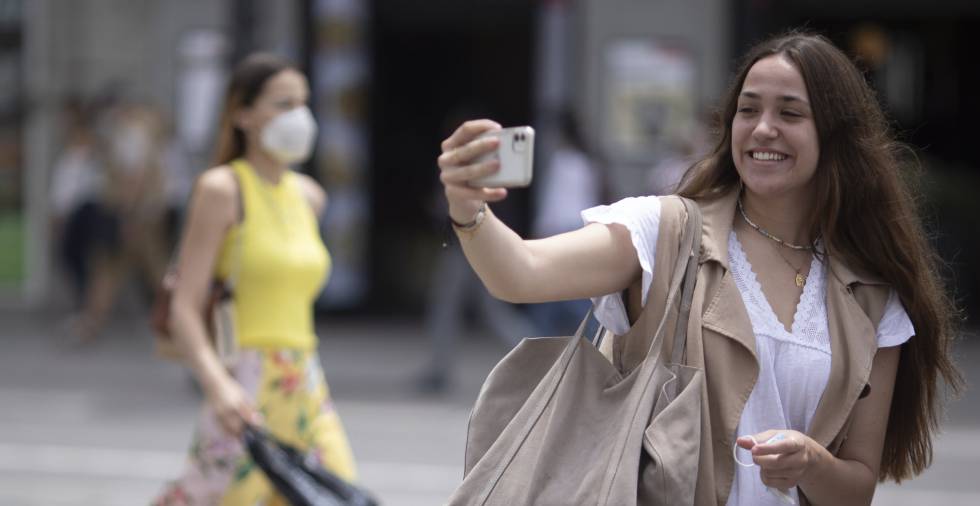 La mascarilla dejará de ser obligatoria en exteriores, pero habrá que  llevarla en el bolsillo | Economía | Cinco Días