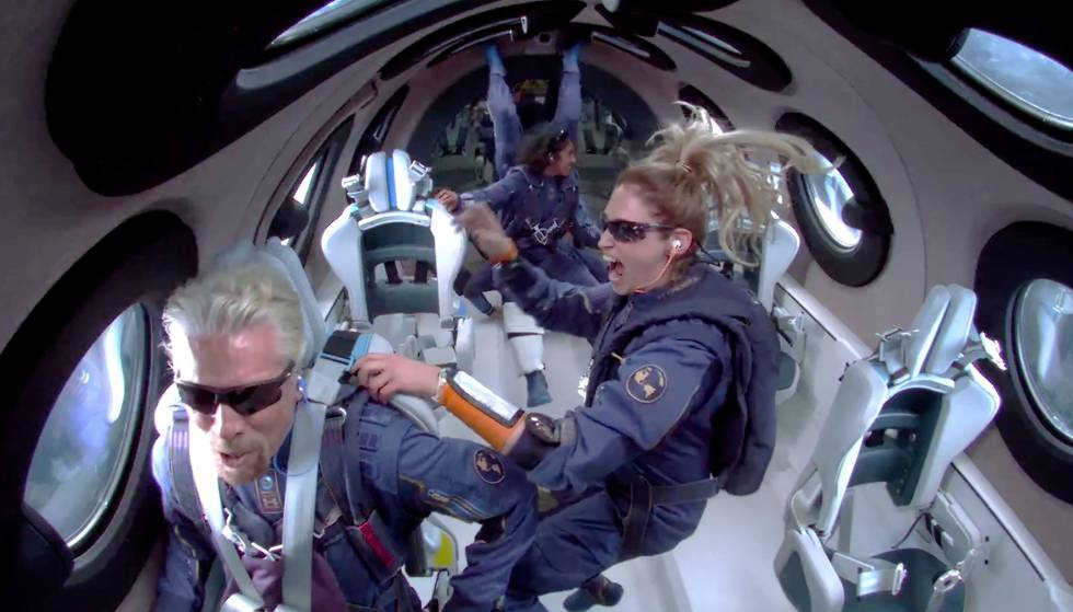 Richard Branson con miembros de la tripulación durante el vuelo espacial del domingo 
