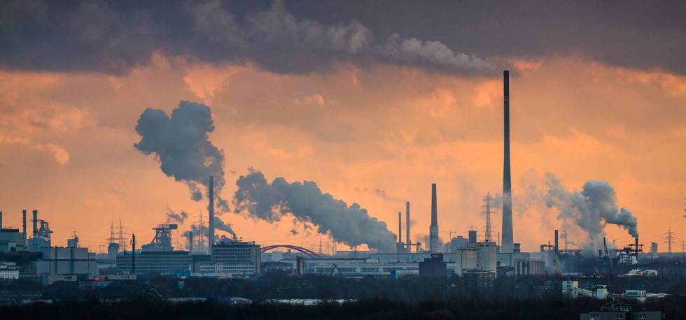 Idustrias contaminando el medio ambiente a través de sus fabricas en la ciudad