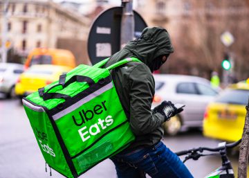 CC OO y UGT denuncian a Uber Eats tras el despido de 3.000 repartidores