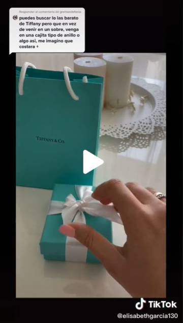 Una usuaria muestra sus compras en Tiffany.