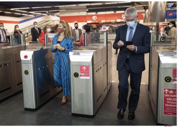Renfe estrena el pago con tarjeta bancaria en los tornos de Cercanías Madrid