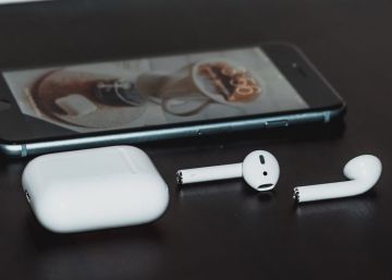 Cómo desvincular unos AirPods de tu iPhone para usarlos con otra cuenta de Apple