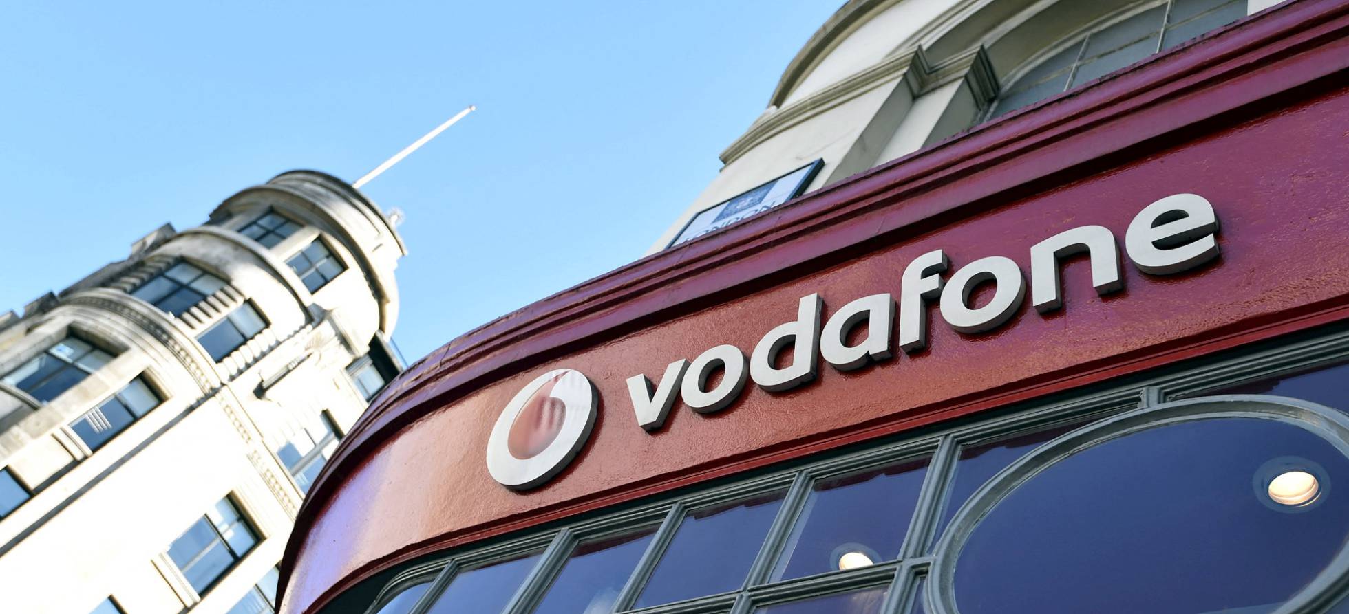 Vodafone shoots up in the Stock Market before possible mergers and pulls Telefónica and the telcos
