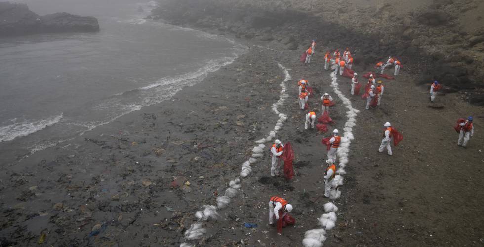 Trabajadores, durante la limpieza del derrame petrolero en Perú.
