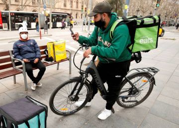 Uber Eats exige al Gobierno que Glovo cumpla la 'Ley Rider' para competir en igualdad de condiciones