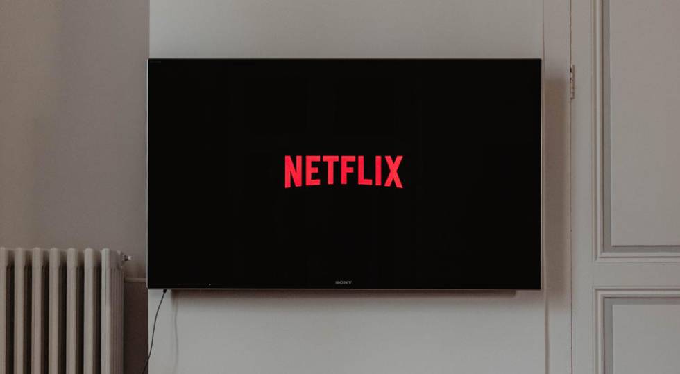Televisor colgado con Netflix