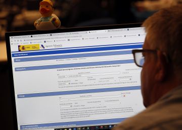 Un contribuyente consulta sus datos fiscales para la declaración de la renta