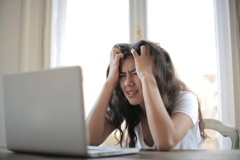 girl with computer problems