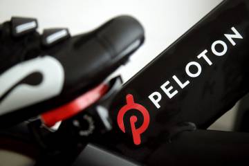 Una bicicleta estática con el logo de Peloton.