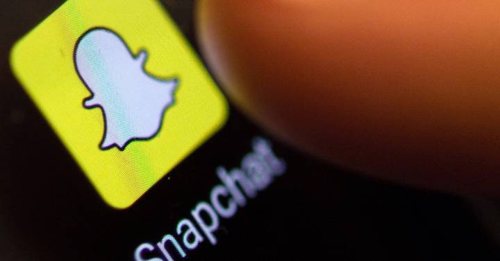 Snap plummets 34% after a profit warning and drags other social networks in its fall |  companies