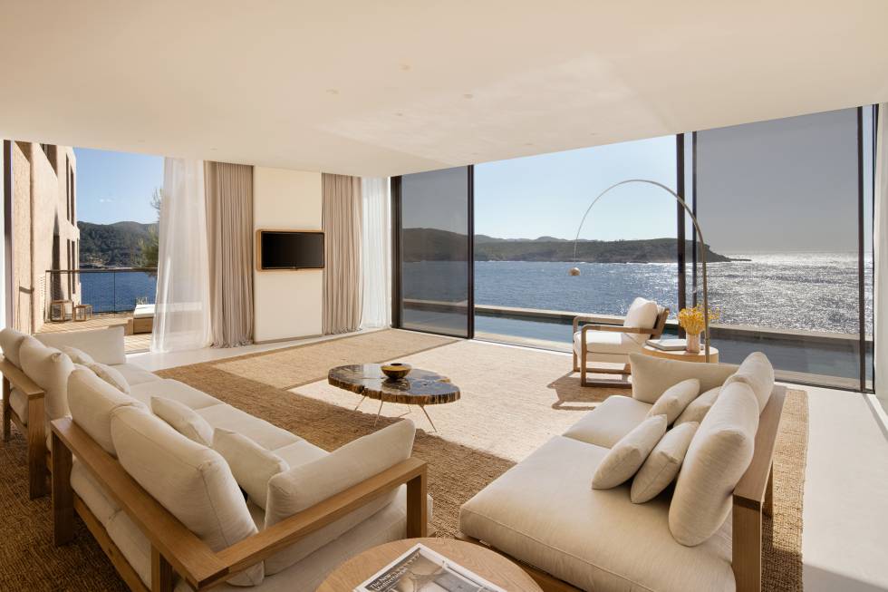 Cliffhanger mansion living room.