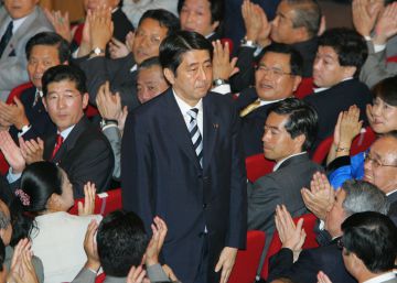 Las 'Abenomics' de Shinzo Abe: políticas heterodoxas que cambiaron la historia de Japón