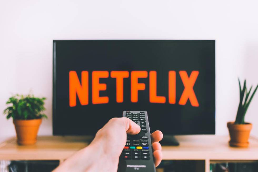 Netflix en un televisor y uso del control remoto