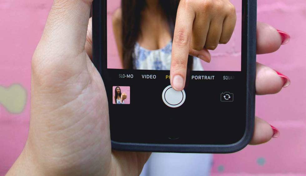 auxiliar barro en frente de Cómo eliminar en los iPhone el sonido que se escucha cuando haces una foto  | Smartphones | Cinco Días