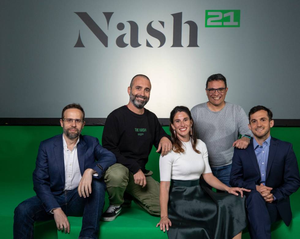 De izquierda a derecha, los fundadores de Nash21, Jesús Pérez, Miguel Caballero, Javier Ortiz, y Nicolás Barilari. En el centro, Gabriela Roberto, chief business officer.