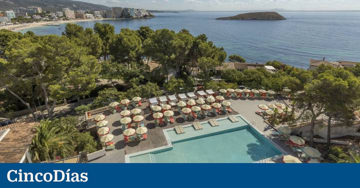 The hotels on the coast shoot up their average rate by 42% in August to 168 euros per night