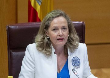 Calviño sugiere un alza salarial moderada para los empleados públicos para frenar la inflación