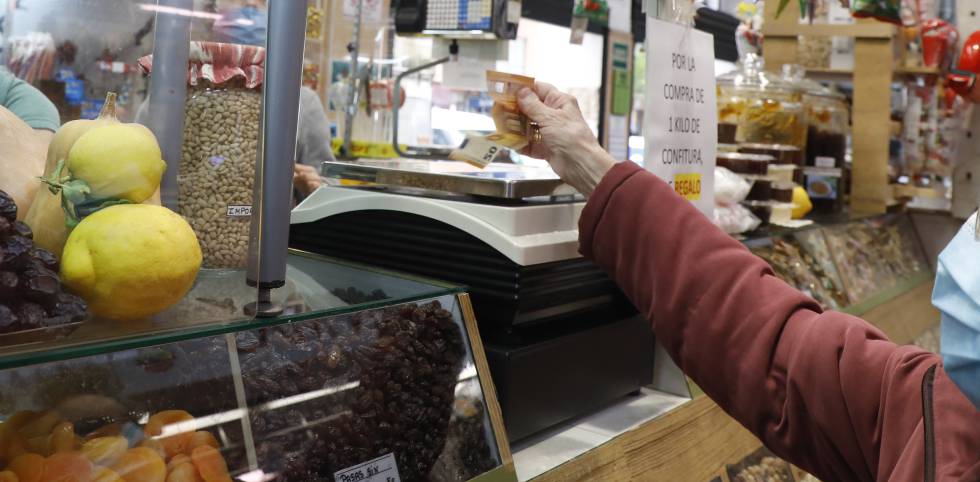 A customer pays for a product in a food store in Palma, the type of establishment where the rise in prices is most noticeable.