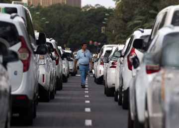 El taxi de Madrid promueve un recurso de inconstitucionalidad contra la 'ley Uber' de Ayuso