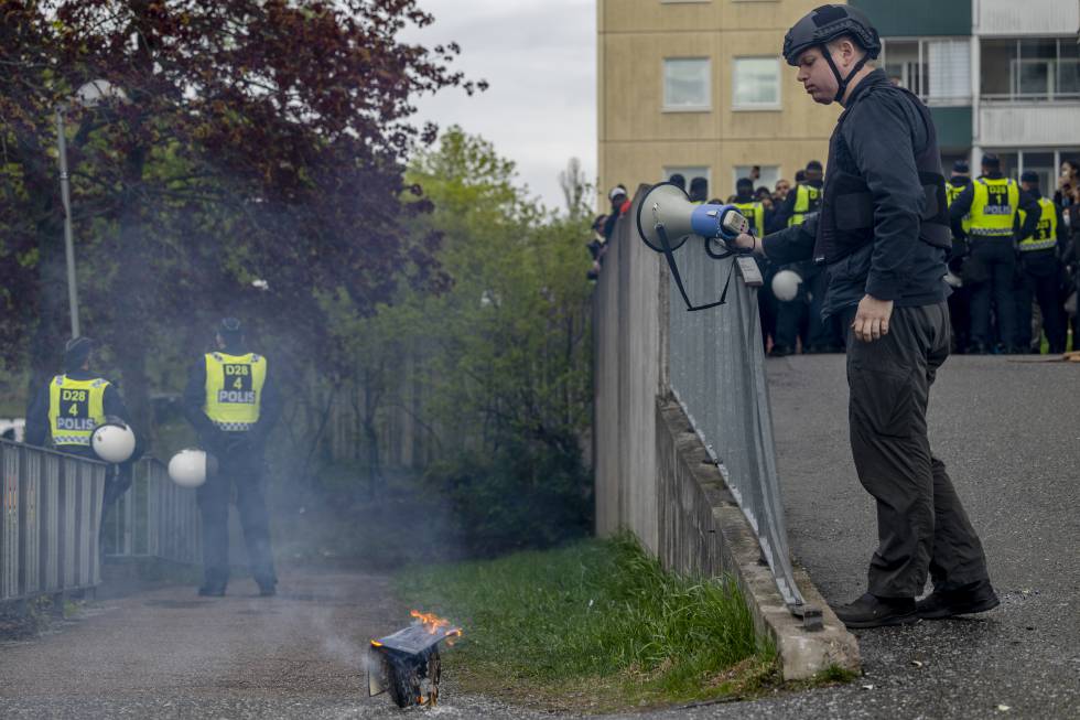 El político de extrema derecha Rasmus Paludan quema un ejemplar del Corán en un barrio musulmán de Estocolmo, en Suecia.