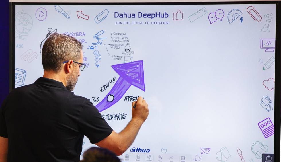 DeepHub lanza una pizarra digital avanzada para conseguir aulas