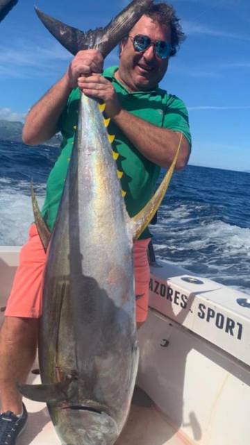 Luis Bononato, con un atún pescado ayer en las Islas Azores.