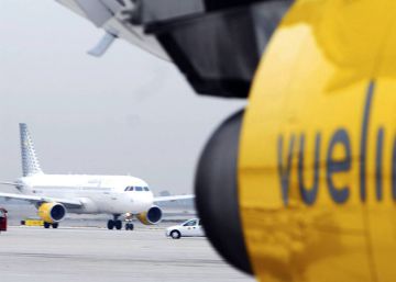 Vueling afronta tres meses de huelga de los tripulantes de cabina por la disputa salarial