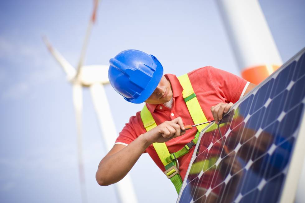 Un técnico instala un módulo solar fotovoltaico.