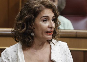 Montero rebaja en 400 millones los ingresos previstos por el gravamen a energéticas