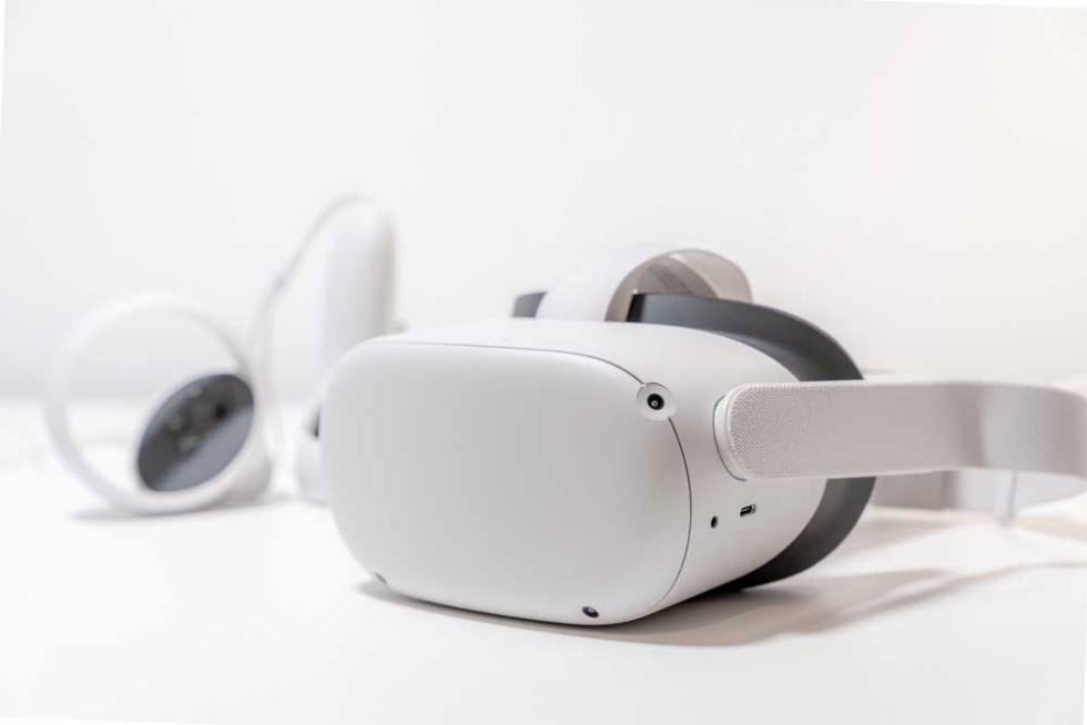 Apple-Like White Virtual Reality Glasses