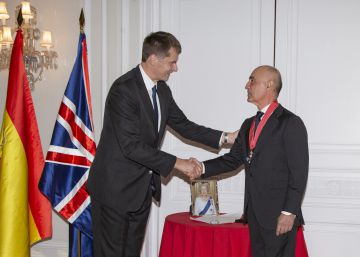 Rafael del Pino, comandante honorario de la Orden del Imperio Británico