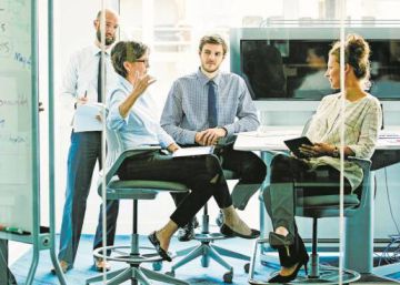 Patronal y sindicatos de consultoras pactan un alza salarial del 15% en tres años