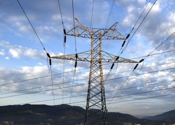 La luz baja este domingo un 38,6%, hasta los 35,03 euros por megavatio hora