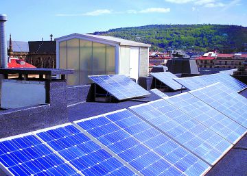 Banco Santander se alía con Holaluz para ofrecer a sus clientes la instalación de placas solares