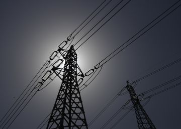 La luz cuesta la mitad que hace un año y no estaba tan barata desde febrero de 2021