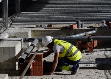 Albañiles, encofradores, carpinteros, gruistas y jefes de obra... faltan trabajadores en el tajo
