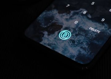 Tu teléfono con lector de huellas no es perfecto: también se puede hackear