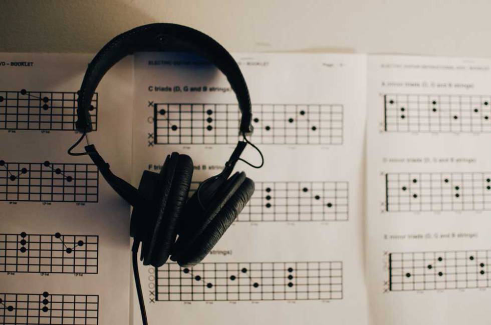 Auriculares encima de una partitura