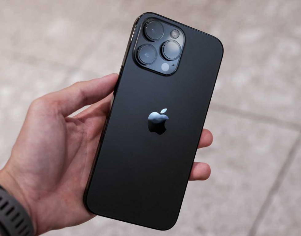 Trasera del Apple iPhone 14 Pro de color negro