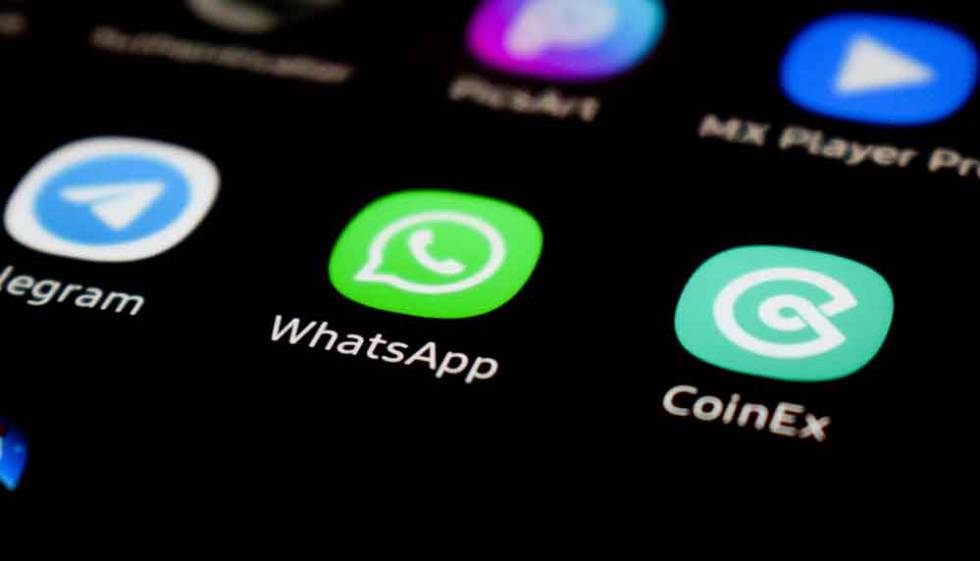 Icono de WhatsApp en una pantalla en negro