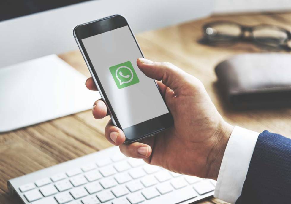 Uso de un teléfono móvil con WhatsApp