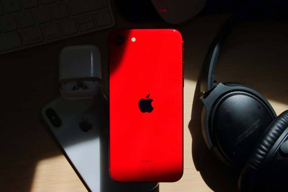 iPhone SE de Apple de color rojo